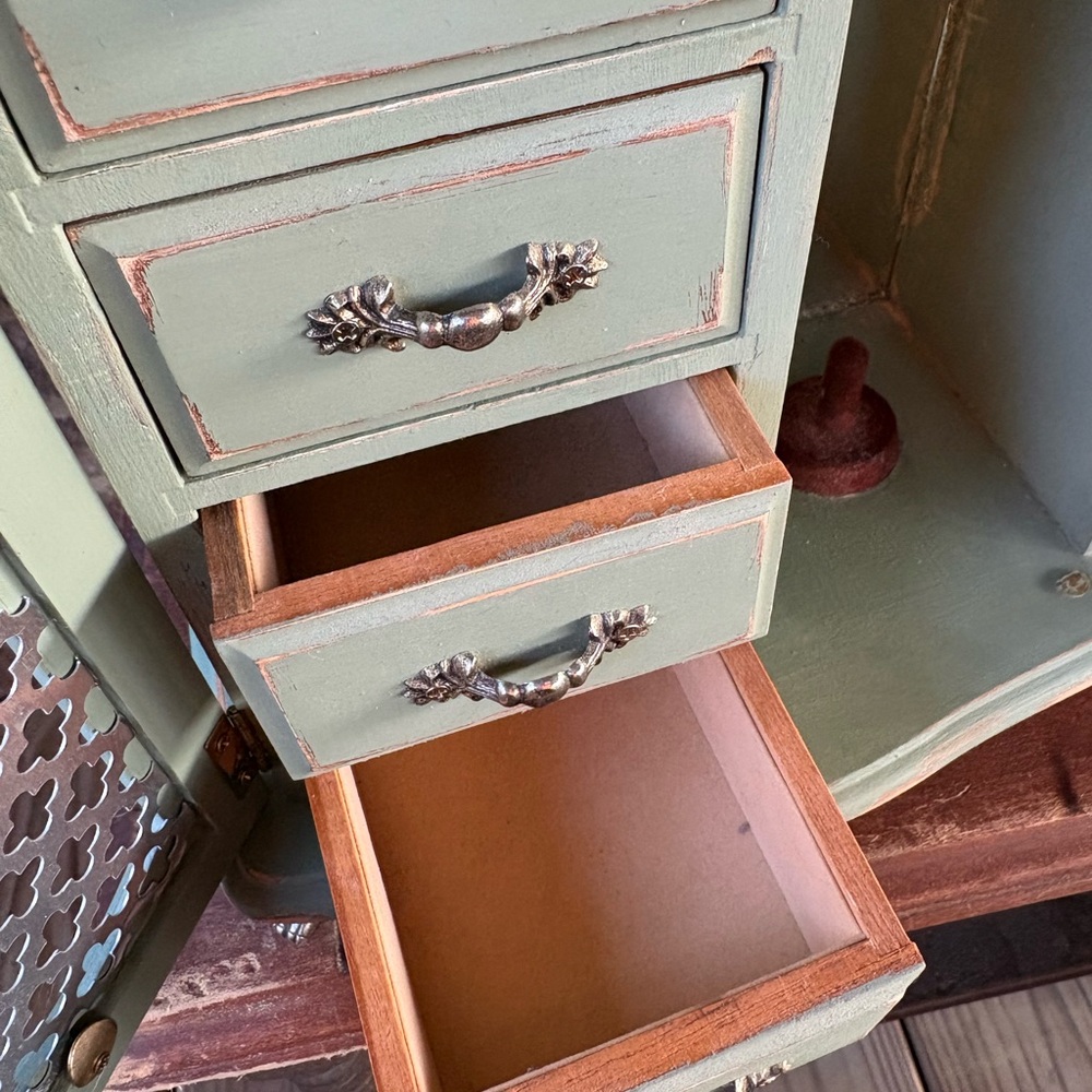 Vintage Green Jewelry Organizer with Silver Accents - Picture 4 of 9